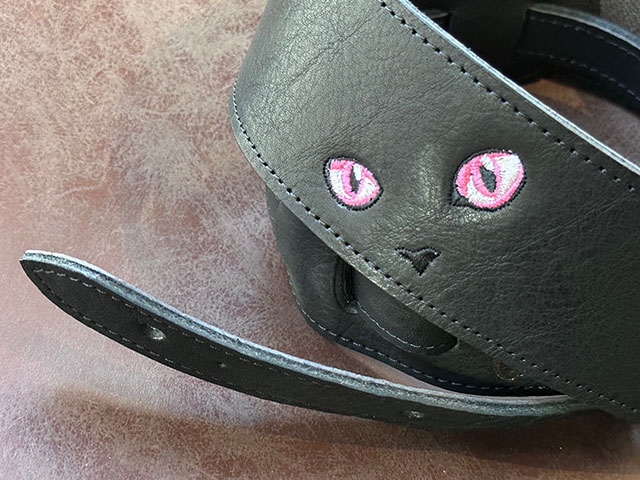 G-Standard 黒ねこ刺繍ストラップ Pink eyes